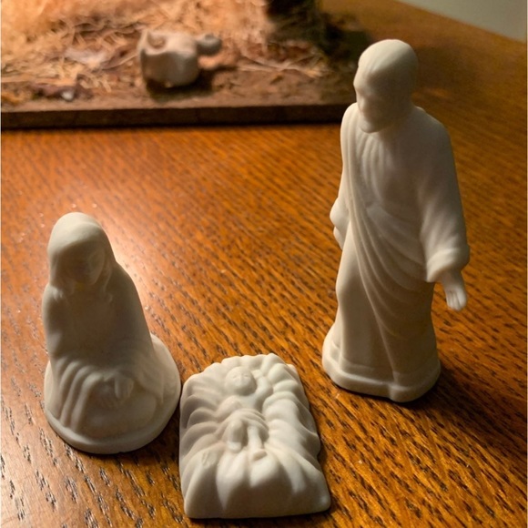 Porcelain bisque manger set - Picture 4 of 7